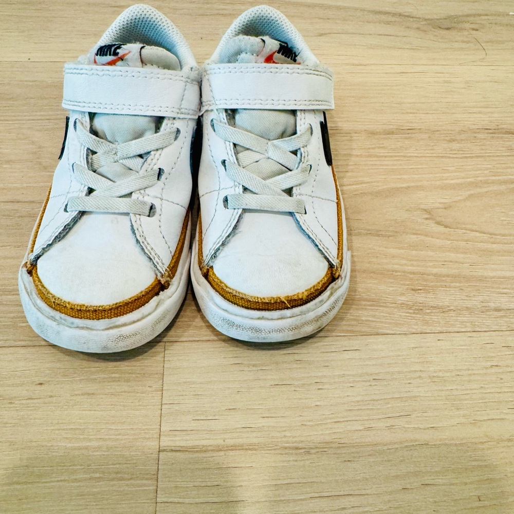 Nike Kids White and Gold Sneakers